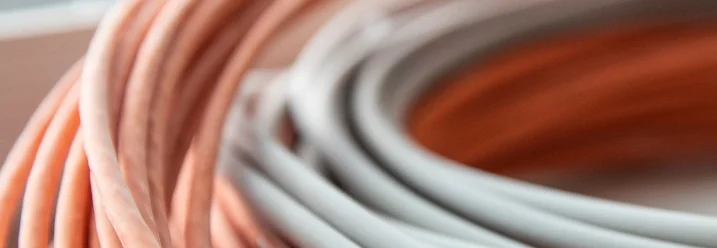 Bündel aus Kupfer- und Datenkabeln